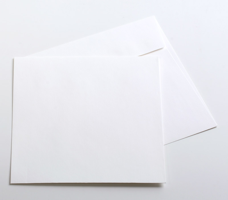 белый квадратный конверт 